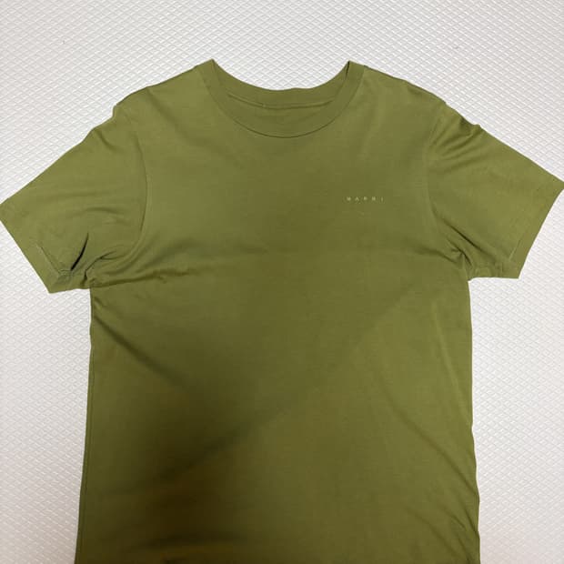 마르니 올리브 컬러 로고 티