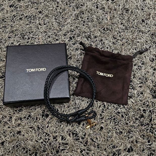 보테가베네타 레더 스트랩 T금장로고 브레이슬릿