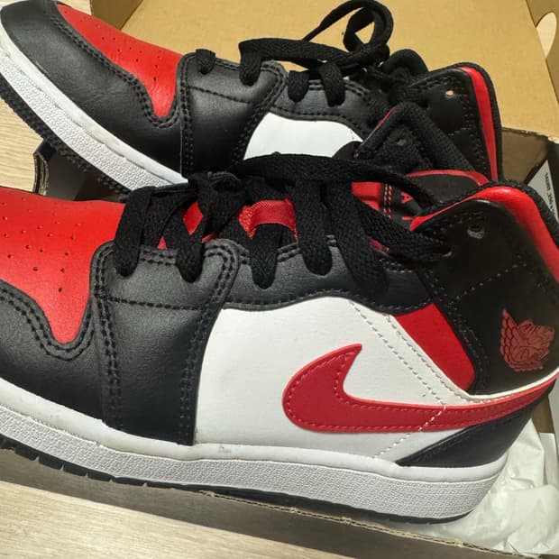 조던 1 미드 블랙 파이어 레드