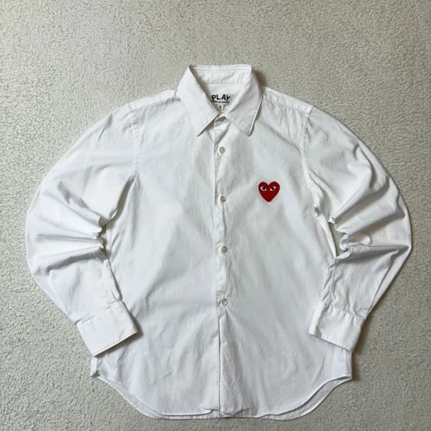 꼼데가르송 시그니처 하트 로고 솔리드 셔츠 PN6497