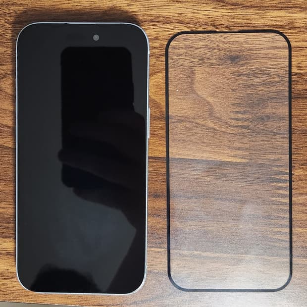 아이폰 15화이트(128GB)+강화필름