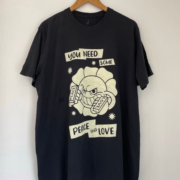 'PEACE AND LOVE' 너클 꽃 캐릭터 그래픽 티셔츠
