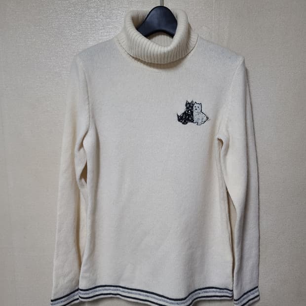 블랙앤화이트 캐시미어 혼방 터틀넥 니트