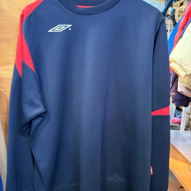 엄브로 네이비 맨투맨