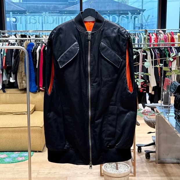 에리카 카발리니 블랙 봄버 베스트 자켓 