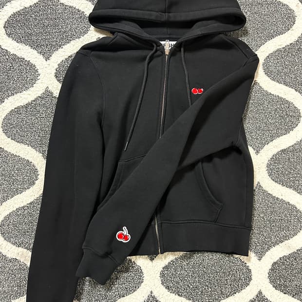 키르시 스몰 체리 크롭 후드집업 블랙