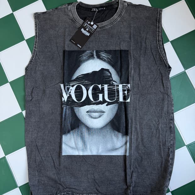 VOGUE 그래픽 민소매 나시 티셔츠
