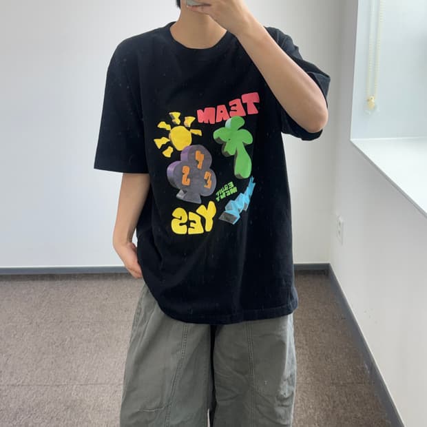 Yeseyesee 예스아이씨 그래픽 블랙 반팔