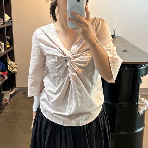 뮤트핑크 셔링 블라우스