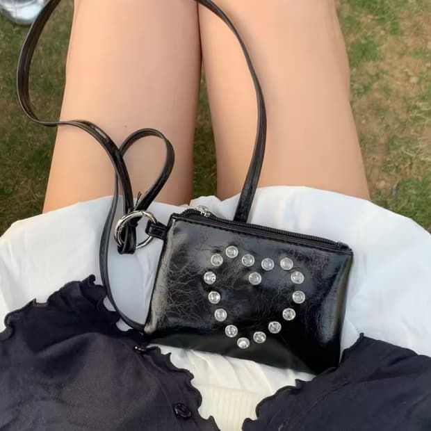 블랙 하트 큐빅 미니 크로스백 지갑