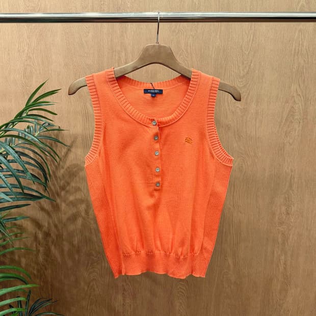 버버리 런던 라운드넥 니트 베스트 클래식 버튼 로고 자수 디테일 오렌지