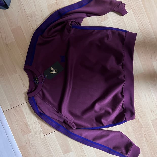 L) 새상품 25만원 거래가 니들스 트랙 크루넥 폴리 스무스 와인