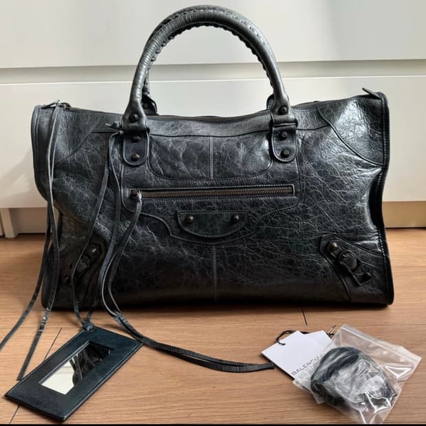 발렌시아가 오피스백, 워크백 구매 원합니다