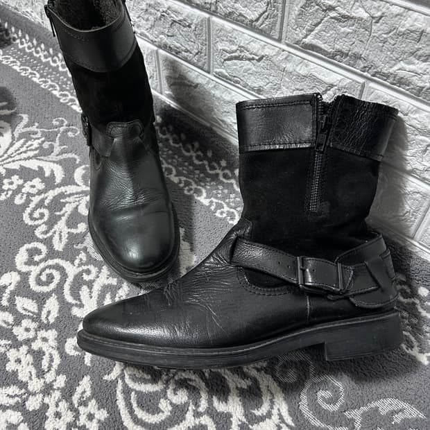 자라 스웨이드 레더 버클 부츠