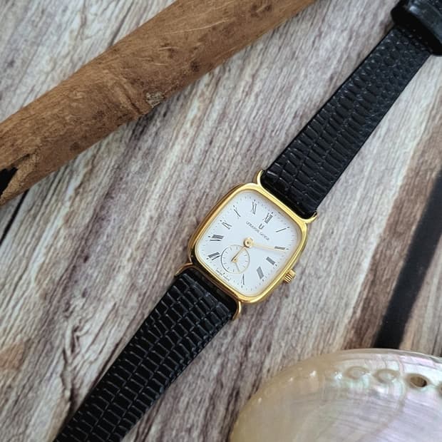 [특가상품]정품 유니버셜 제네브 스몰 세컨즈 클래식 드레스 쿼츠 시계