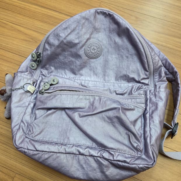 키플링 라벤더 색상 백팩입니다. 재질은 폴리아미드라서 가볍고 튼튼합니다.