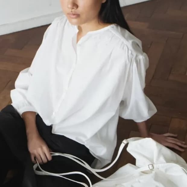 네세서리 화이트 블라우스