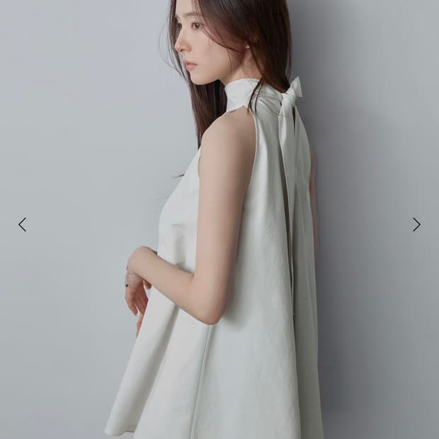시에 신세경 홀터넥 블라우스