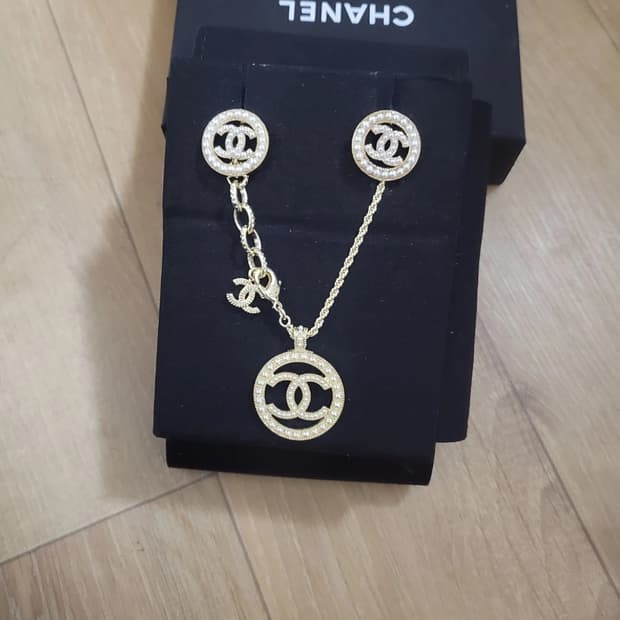 새상품 샤넬 진주 포인트 CC로고 귀걸이 목걸이 세트