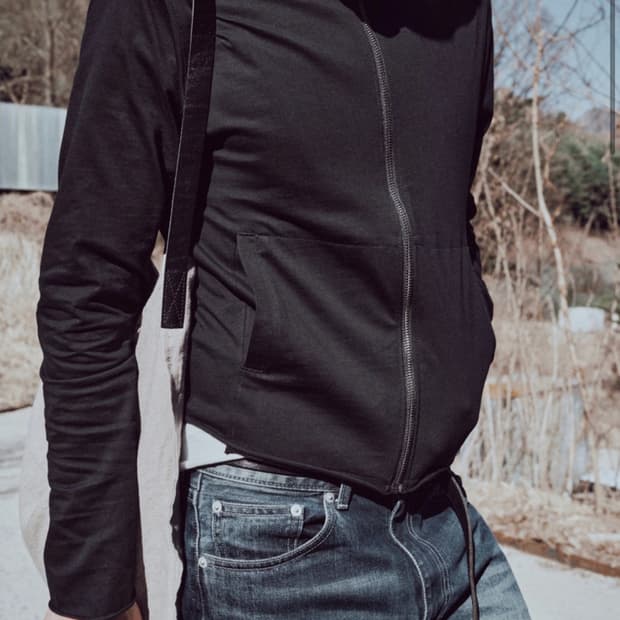 Mono prive textured high neck zip black 