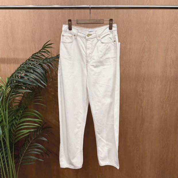 가니 데님 팬츠 백 포켓 로고 라벨 옐로우 스티치 포인트 디테일 화이트