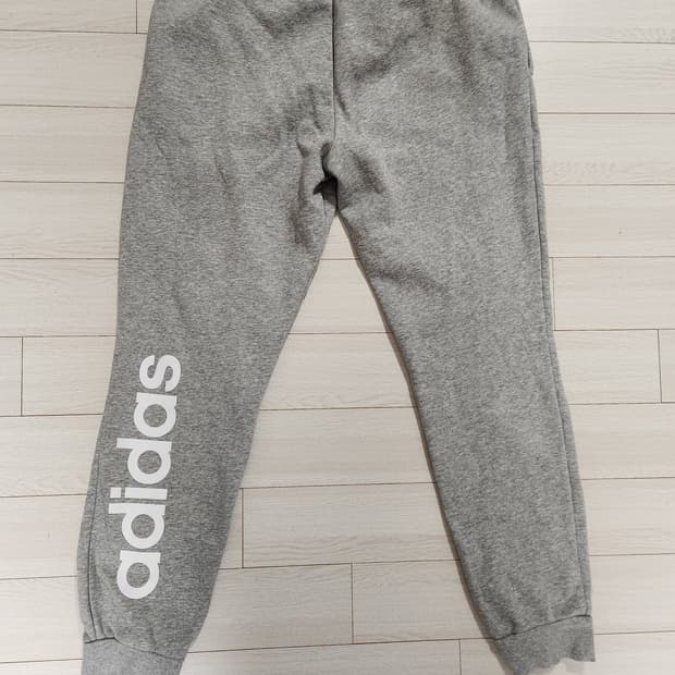 아디다스 기모 에센셜 조거 트레이닝 팬츠입니다. 사이즈는 XL이고, 평소
