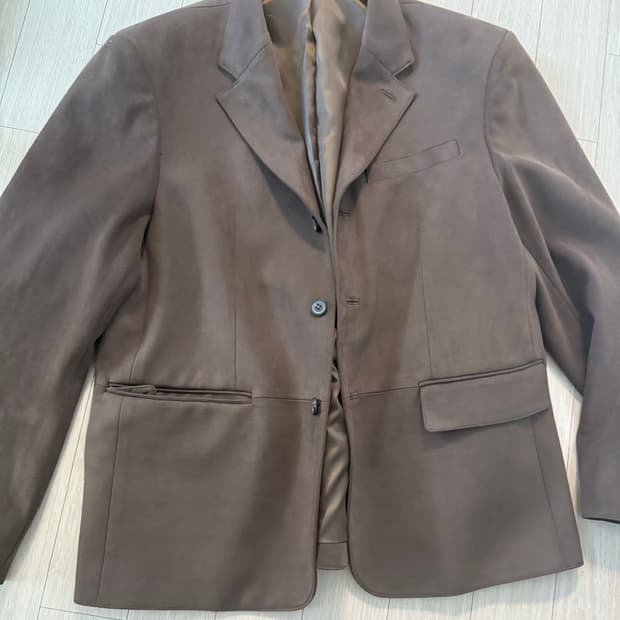 쿠어 에코 스웨이드 쓰리 버튼 블레이저 (다크브라운) L