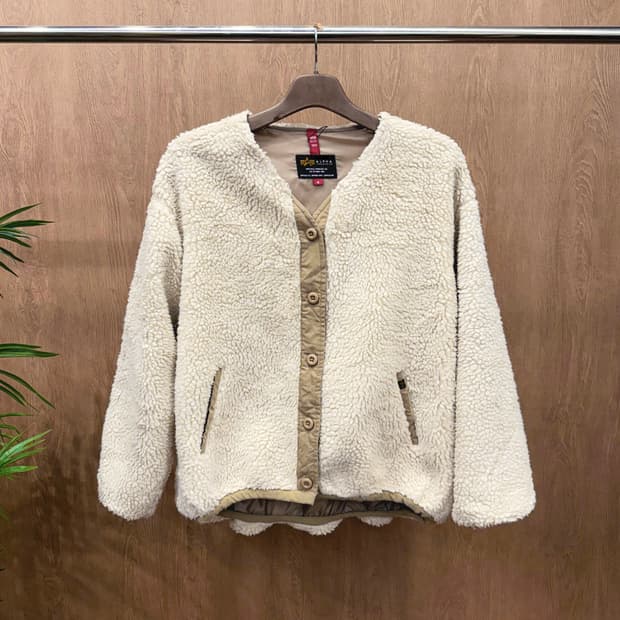 알파 인더스트리 보아 플리스 자켓 노카라 사이드 포켓 디테일 아이보리