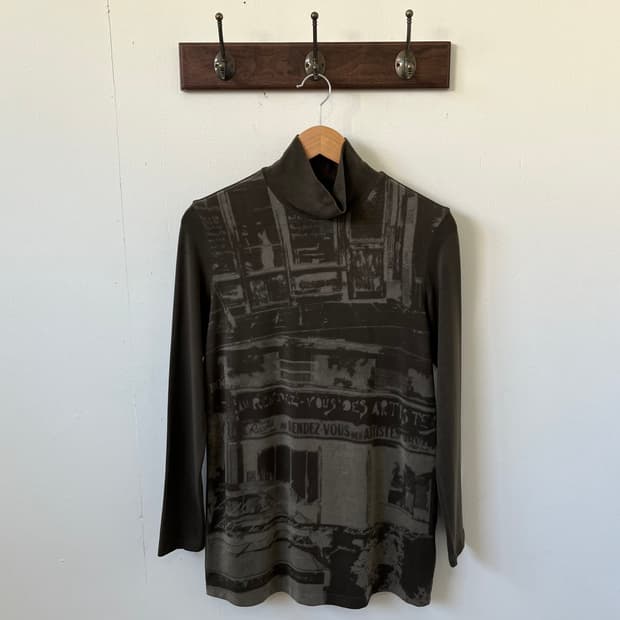 trente-cinq 올리브 카키 그래픽 터틀넥