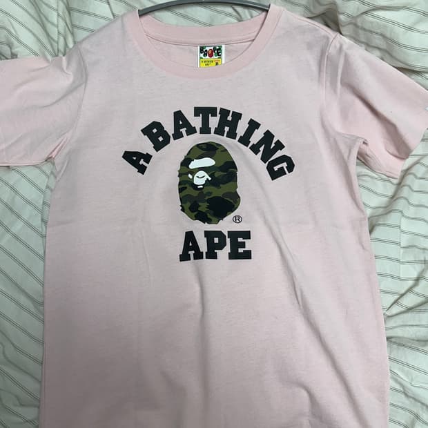 베이프 컬리지 반팔 티셔츠 연핑크 (XS)