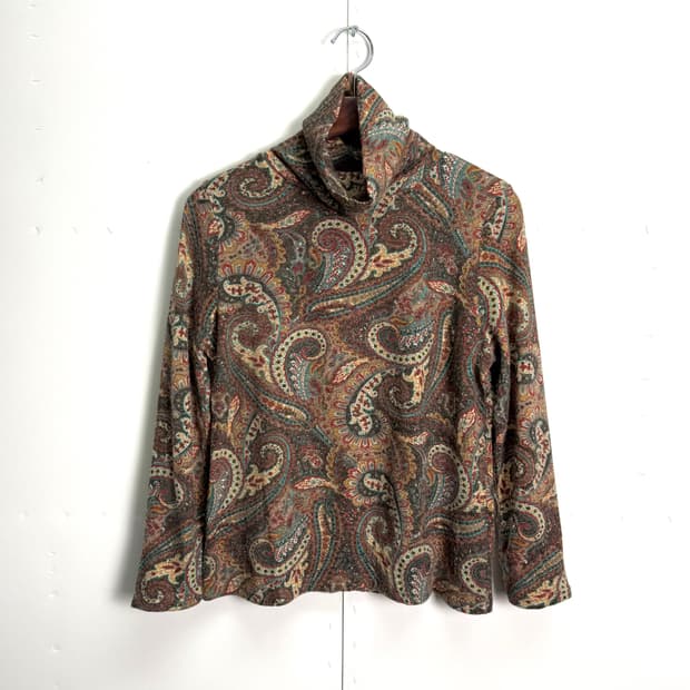 celeane 페이즐리 하이넥 슬리브