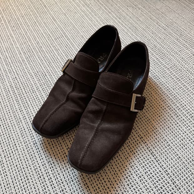 프라다 버클 스웨이드 로퍼