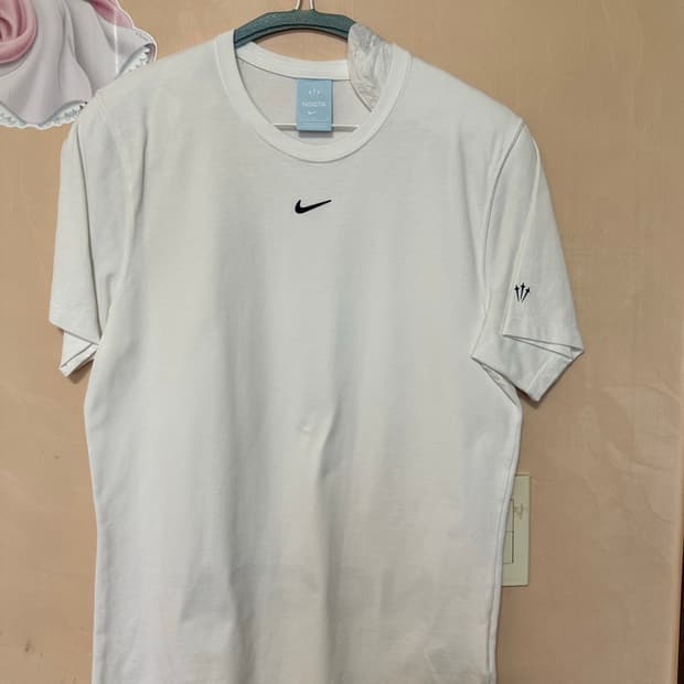 M) 나이키 x 드레이크 녹타 카디널 스탁 에센셜 티셔츠 화이트 - 아시