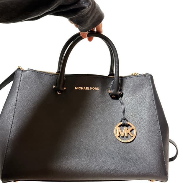 마이클코어스 사피아노 가죽 사첼백 판매합니다