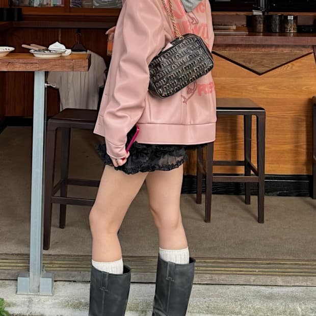 미우미우 브라운 엠보싱 로고 체인 숄더백 샌드커피