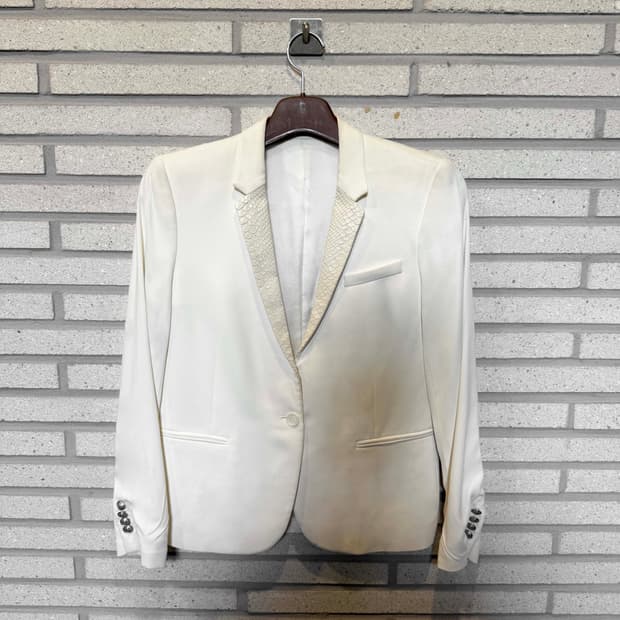 더쿠플스 블레이저 테일러드 라펠 원버튼 디테일 화이트