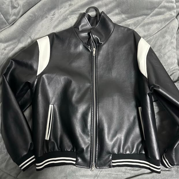 레더 하이넥 바시티자켓