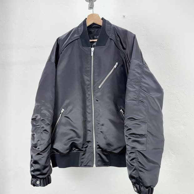 무스너클 블랙 니콜라스 퀼팅 플레이트 봄버 자켓