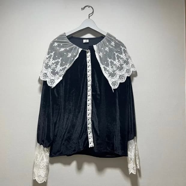 레트로문 블랙 레이스 블라우스