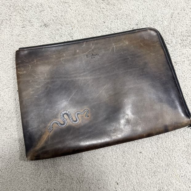 벨루티 스네이크 클러치