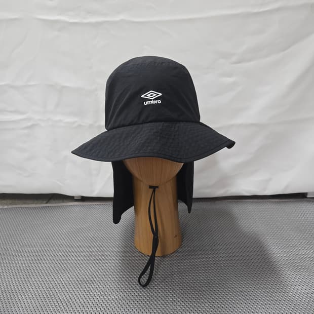 엄브로25ss 공용 파라슈트 차양 버킷햇 UQ121CHT10BLK