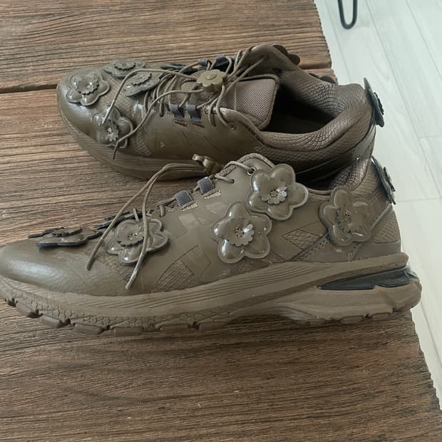 세실리아반센 아식스 브라운 250(US8)