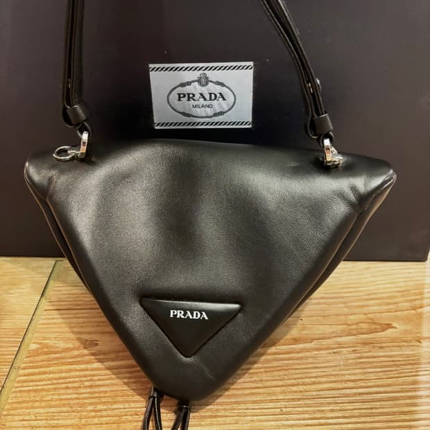 프라다 시뇨 패디드 나파 레더 백 블랙