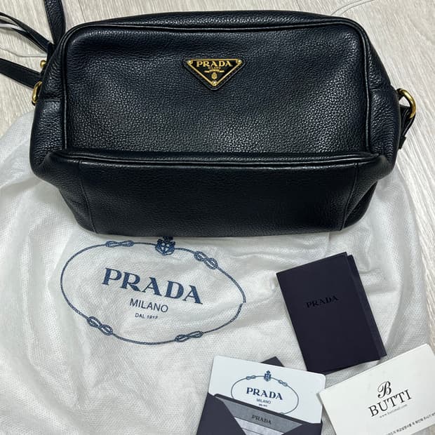 프라다 레더 카메라 크로스백