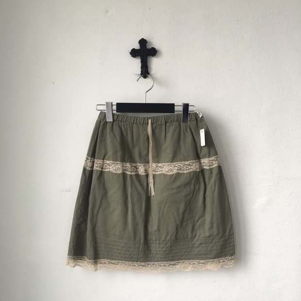 Lace trimming mini skirt