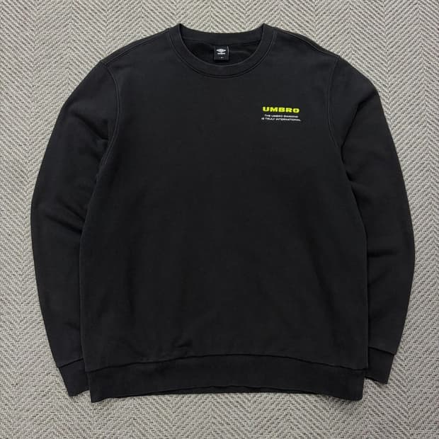 엄브로 베이직 로고 맨투맨 v2524