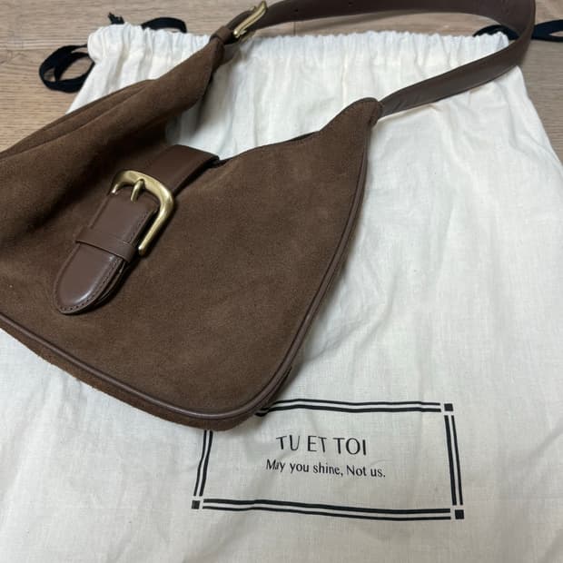 투에투아 스웨이드 숄더백