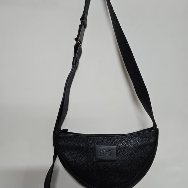 소프트서울 하프문 레더 크로스백 블랙