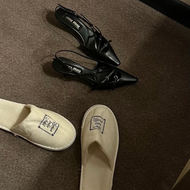 Miumiu 페이턴트 브러쉬드 레더 슬링백