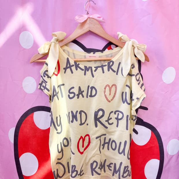 어깨트임 리본 포인트 티셔츠